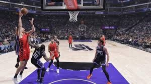 砸歪篮筐！湖人大将6中1怒砍2分 正负值-15队内最低